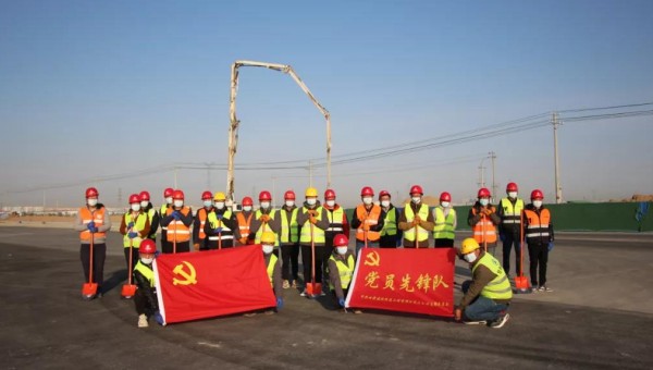 建設(shè)一支隊(duì)伍，舉起一面旗幟，鞏固一個(gè)陣地，履行一份承諾?！拔沂屈h員，我先上！”面對(duì)突發(fā)疫情遭遇戰(zhàn)，三公司黨支部充分發(fā)揮戰(zhàn)斗堡壘作用，廣大黨員主動(dòng)請(qǐng)纓，挺身而出，沖鋒在前，在戰(zhàn)疫搶工一線，黨員先鋒隊(duì)一次