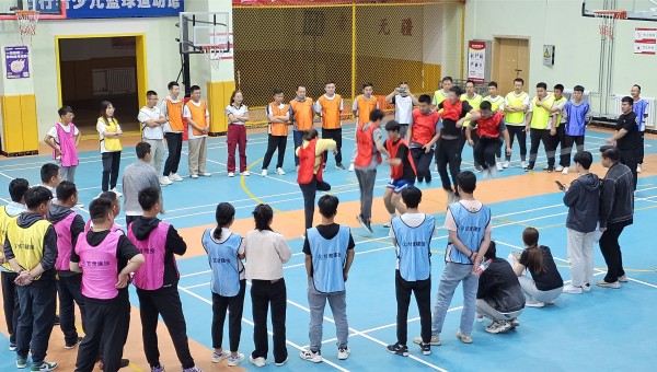 為進一步豐富廣大職工文體生活，展現(xiàn)職工拼搏奮進、昂揚向上的精神風貌，在國慶、中秋雙節(jié)來臨之際，交科公司一公司、三公司、路政公司黨支部紛紛組織開展職工趣味運動會。交科公司一公司在和政縣舉辦“與國同慶筑夢