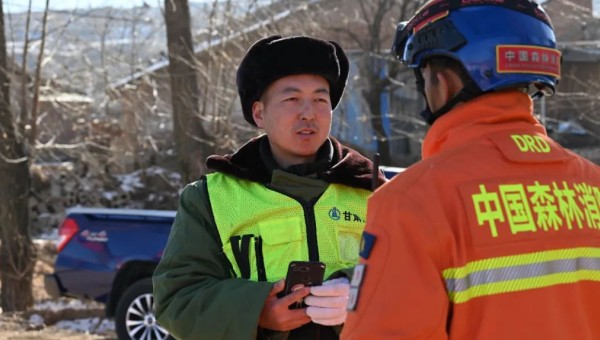 積石山地震發(fā)生后，朱貴民臨危受命，連夜組織人員設(shè)備馳援災(zāi)區(qū)。天還沒有亮，救援簡(jiǎn)易帳篷開始搭建，受災(zāi)群眾們?cè)诎踩貛鹑∨諝庵袕浡o張的氣息，“我們要加快救援速度，災(zāi)情不等人！”為保證計(jì)劃工期順