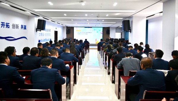 為進(jìn)一步強(qiáng)化國(guó)有企業(yè)思想政治工作，切實(shí)提升職工心理健康服務(wù)質(zhì)量和水平，引導(dǎo)廣大職工以健康的心態(tài)積極投身工作，助力和諧企業(yè)文化建設(shè)，近日，交科公司邀請(qǐng)心理咨詢師楊禮華為廣大干部職工開展了“壓力認(rèn)知與應(yīng)對(duì)