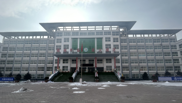 春節(jié)將至，大多數(shù)建設(shè)者已踏上歸途，但在臨夏積石山縣積石中學(xué)災(zāi)后維修項目施工現(xiàn)場，仍是一派如火如荼、干勁十足的繁忙景象，墻面修補、吊頂安裝、更換震損礦棉板等作業(yè)緊張有序進行，為即將到來的新春佳節(jié)“渲染”