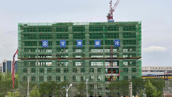 伴隨著辦公樓主體質(zhì)量驗(yàn)收順利通過，標(biāo)志著甘肅省交科建設(shè)有限公司承建的蘭州大宏蘭州新區(qū)二期綜合辦公樓建設(shè)項(xiàng)目已邁向新的建設(shè)階段。自開工以來(lái)，項(xiàng)目管理團(tuán)隊(duì)秉承“只爭(zhēng)朝夕搶工期精心組織出精品”的理念，緊緊圍
