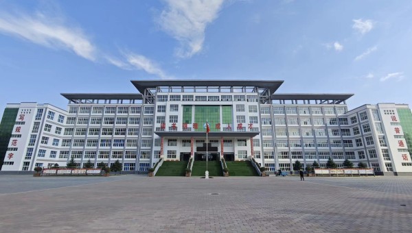據悉，自承接積石中學災后維修任務以來，項目管理團隊嚴格制定施工計劃，倒排工期，掛圖作戰(zhàn)，保質保量完成教學樓、宿舍樓、食堂、體育場門房內外墻面修復、外墻保溫施工、屋面防水施工、地磚修復、成品保護、柱頭包