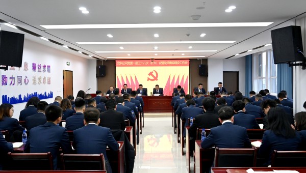 2月28日上午，交科公司黨委一屆三十八次（擴(kuò)大）會(huì)暨黨風(fēng)廉政建設(shè)工作會(huì)順利召開(kāi)。會(huì)議傳達(dá)學(xué)習(xí)了習(xí)近平總書(shū)記重要文章《健全全面從嚴(yán)治黨體系》和甘肅建投黨委一屆五次全體(擴(kuò)大)會(huì)議精神；審議通過(guò)了交科公司