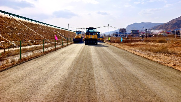 近日，交科公司二公司那勒寺鎮(zhèn)沿川經(jīng)濟帶產(chǎn)業(yè)道路建設(shè)工程水穩(wěn)基層試驗段攤鋪作業(yè)順利完成，標(biāo)志著該項目道路面層施工正式邁上“快車道”。據(jù)悉，該項目道路主線全長3.25km，支線長475m，本次水穩(wěn)基層試驗