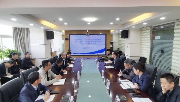 近日，西部市政建設(shè)集團(tuán)與中國(guó)市政工程西北設(shè)計(jì)研究院（道橋院）召開技術(shù)交流會(huì)。會(huì)上，雙方分別介紹了企業(yè)概況與合作成果。市政西北院技術(shù)團(tuán)隊(duì)就EPC項(xiàng)目設(shè)計(jì)施工協(xié)同、海綿城市技術(shù)應(yīng)用及車路云一體化發(fā)展前景作