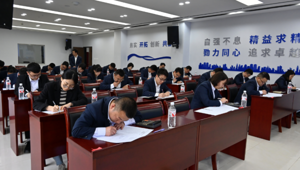 “本屆競(jìng)賽試題結(jié)合了財(cái)務(wù)業(yè)務(wù)實(shí)際、制度與核算辦法，設(shè)置會(huì)計(jì)實(shí)務(wù)全流程核算應(yīng)用題，重點(diǎn)考察選手們專(zhuān)業(yè)知識(shí)綜合運(yùn)用能力、全流程業(yè)務(wù)處理能力和實(shí)際問(wèn)題解決能力！”5月12日，西部市政建設(shè)集團(tuán)工會(huì)“2025年