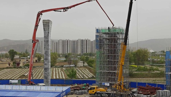 在西部市政建設(shè)集團(tuán)四公司臨夏市環(huán)城北路橋梁及附屬工程（二期）項(xiàng)目現(xiàn)場(chǎng)，鋼筋加工區(qū)火花飛揚(yáng)、安裝墩柱區(qū)一件件鋼筋骨架安全運(yùn)達(dá)、泵車(chē)將一方方混凝土輸送至墩柱澆筑......現(xiàn)場(chǎng)一片繁忙景象。自四月復(fù)工以來(lái)