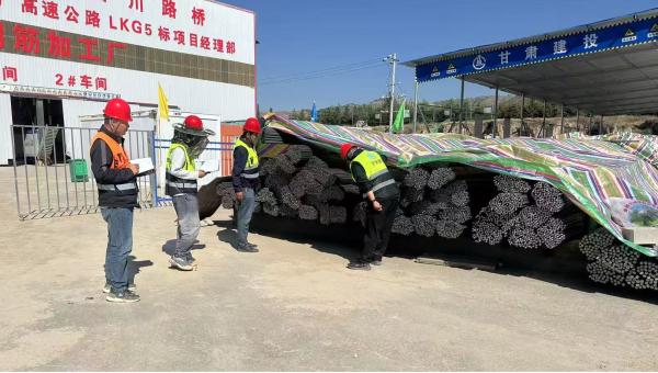 連日來，由西部市政建設(shè)集團(tuán)承建的康樂縣北濱河路西段及連接線道路項目建設(shè)有序推進(jìn)，路基處理、管道安裝、涵洞和橋梁等多個作業(yè)面同步施工，全體建設(shè)者用汗水澆筑市政道路建設(shè)基石，以實(shí)干精神推進(jìn)項目履約取得新成